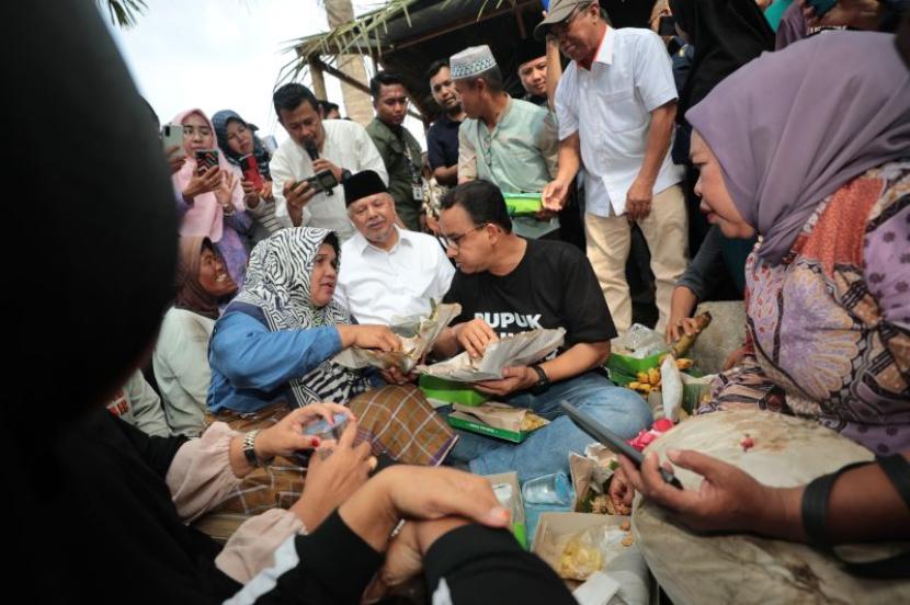 Calon Presiden RI Anies Baswedan saat makan bajamba dengan petani di Kota Solok, Sumatra Barat, Rabu (3/1/2024).