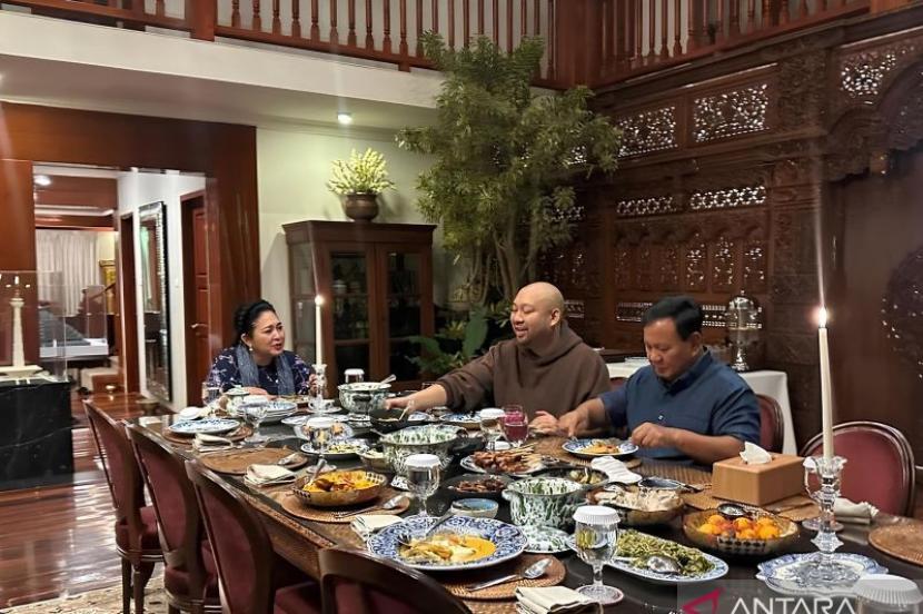 Calon Presiden RI Prabowo Subianto (kanan), Didit Hediprasetyo (tengah), dan Siti Hediati (kiri) tengah makan malam bersama, Selasa (12/3/2024)