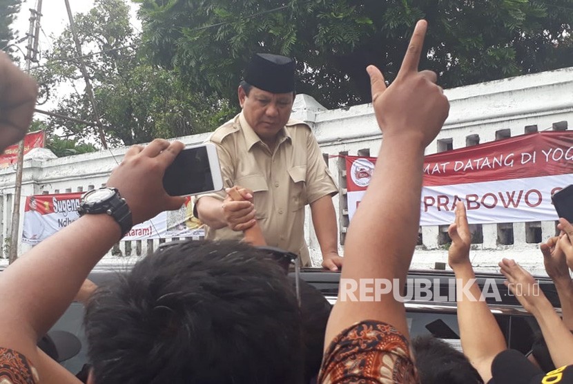 Calon Presiden RI Prabowo Subianto saat.akan memasuki Gedung Sasono Hinggil Dwi Abad, Alun-Alun Selatan Yogyakarta, Rabu (28/11).