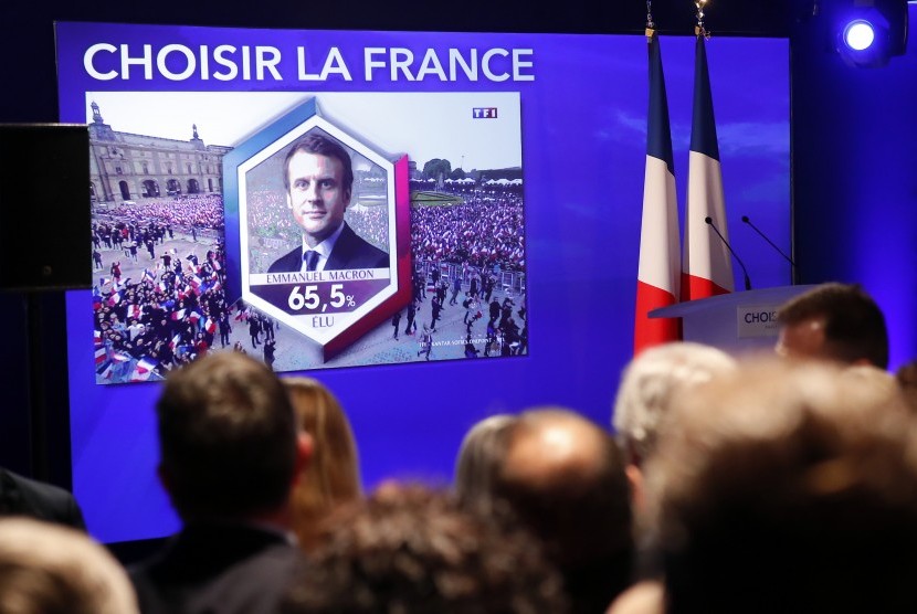 Calon Presiden Terpilih Prancis Emmanuel Macron tampak di layar lebar sebelum memberikan pidato kemenangannya di Pilpres Prancis.