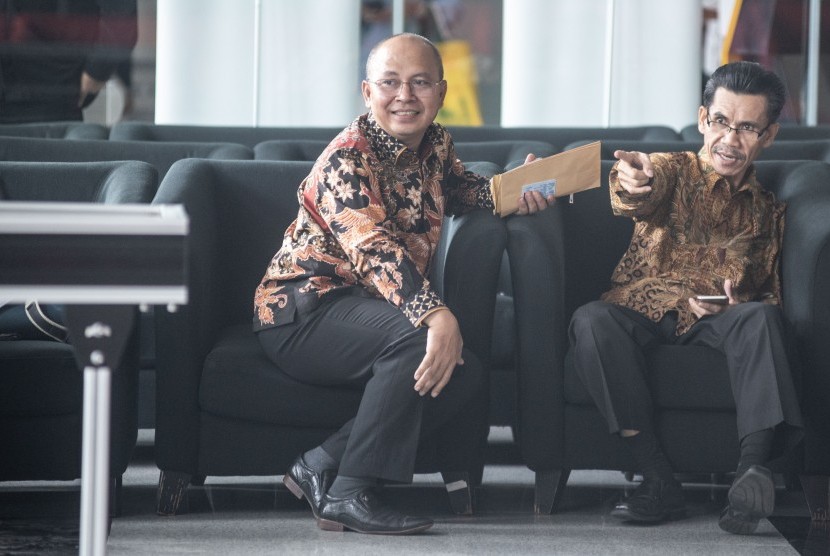Calon Rektor Institut Agama Islam negeri (IAIN) Pontianak, Wajidi Sayadi (kanan) berbincang dengan Rektor IAIN Pontianak Syarif (kiri) seusai menjalani pemeriksaan di Gedung KPK, Jakarta, Senin (17/6/2019).
