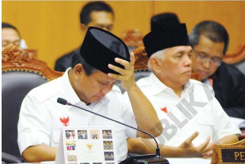 Calon residen Prabowo(kiri)di dampingi calon wakil presiden Hatta Rajasa menjalani sidang perdana perkara Perselisihan Hasil Pemilihan  Umum Presiden dan Wakil Presiden Tahun 2014di Mahkamah Konstitusi, Rabu (6/8).