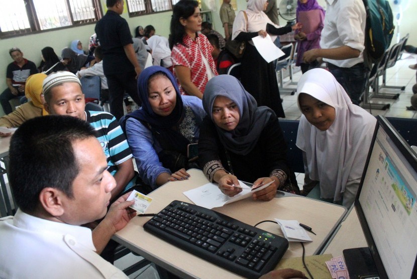 Calon siswa didampingi orang tua/wali murid melakukan pendaftaran penerimaan peserta didik baru (PPDB) SMP melalui sistem zonasi di SMPN 3 Kota Bekasi, Bekasi, Jawa Barat, Senin (3/7).