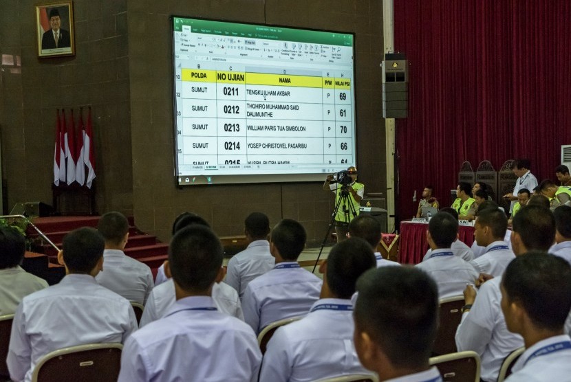 Calon Taruna Akademi Kepolisian (Akpol) menyaksikan presentasi hasil nilai tes mereka. (Ilustrasi)