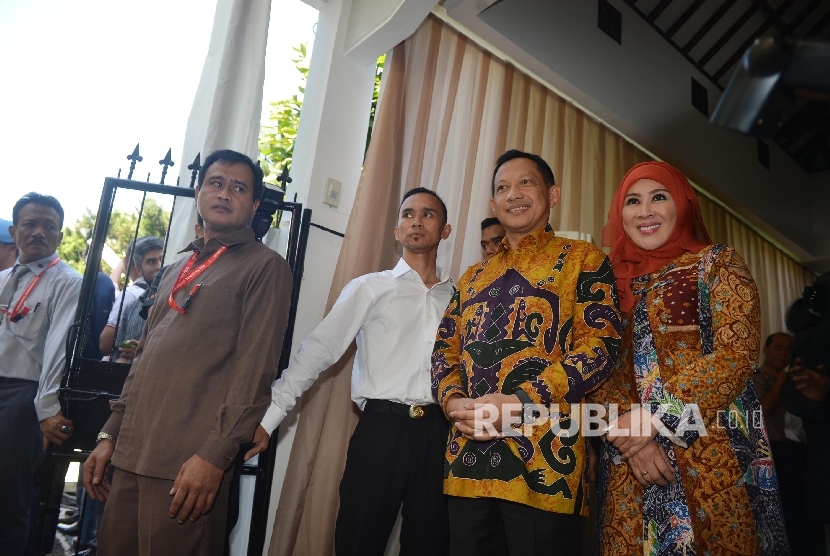 Calon Tunggal Kapolri Tito Karnavian (kedua kiri) bersama istri menunggu kedatangan Komisi III DPR RI untuk mengunjungi kediamannya di Jakarta, Rabu (22/6).  (Republika/Raisan Al Farisi)