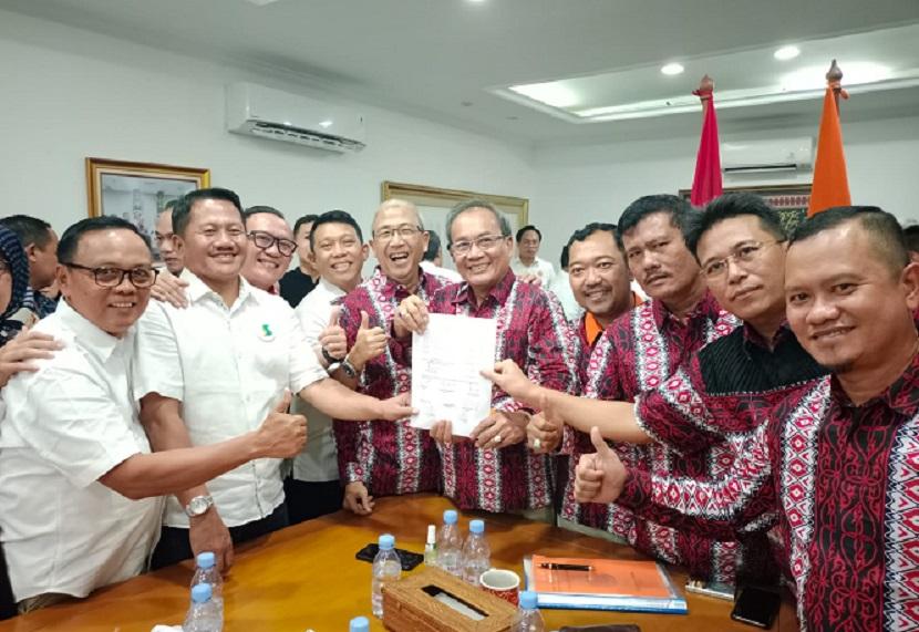 Calon tunggal Ketua Umum DPP REI periode 2023-2026, Joko Suranto (kedua dari kiri), saat mendaftarkan diri.