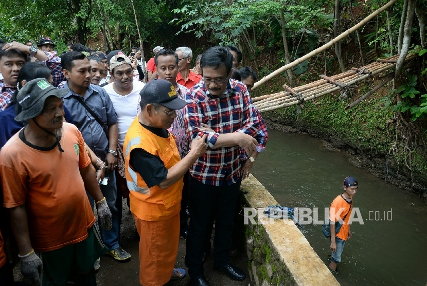  Calon Wagub DKI Jakarta Djarot Saiful Hidayat berbincang Pekerja Penanganan Sarana dan Prasarana umum (PPSU) saat melakukan kampanye blusukan di Kalisari, Pasar Rebo, Jakarta, Rabu (2/11). 