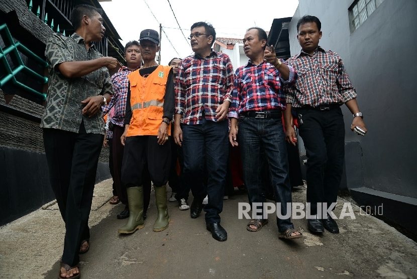  Calon Wagub DKI Jakarta Djarot Saiful Hidayat berbincang Pekerja Penanganan Sarana dan Prasarana umum (PPSU) saat melakukan kampanye blusukan di Kalisari, Pasar Rebo, Jakarta, Rabu (2/11).