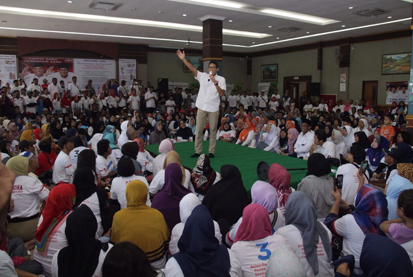 Calon Wagub DKI Jakarta nomor urut 3, Sandiaga Salahuddin Uno, menyapa relawannya di GOR Rawamangun, Jakarta Timur, Kamis (19/1).