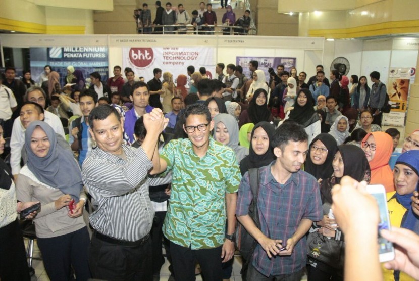 Calon Wagub DKI Jakarta, Sandiaga Uno saat mengunjungi acara job fair, Senin (4/10).