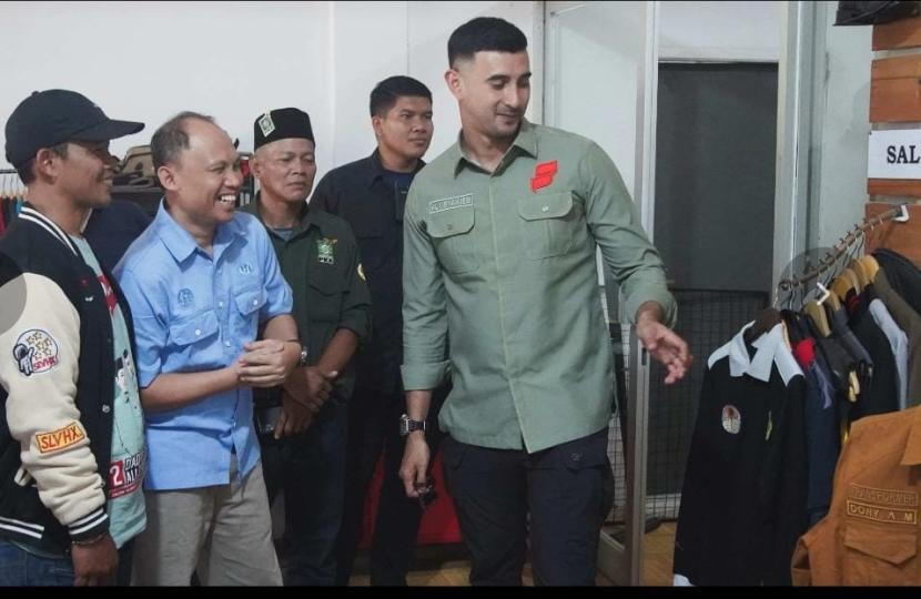 Calon Wakil Bupati Bandung, Ali Syakieb, terus memperkuat upaya sosialisasi kepada masyarakat. Salah satu langkah yang ditempuh adalah dengan bertemu langsung berbagai elemen masyarakat, termasuk para pelaku Usaha Mikro, Kecil, dan Menengah (UMKM) di Bojong Manggu, Kecamatan Pameungpeuk, Kabupaten Bandung belum lama ini.