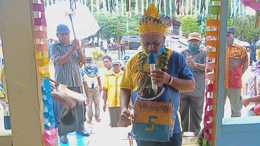Calon Wakil Bupati Supiori, Papua Nichodemus Ronsumbre ketika meresmikan posko paryem. 