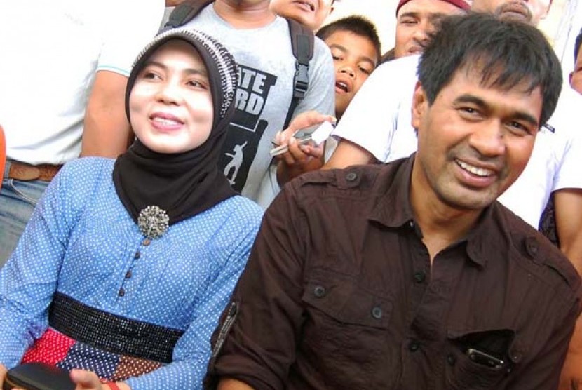 Calon wakil gubernur Aceh Muzakir Manaf yang berpasangan dengan calon gubernur Zaini saat jumpa pers dengan wartawan usai perhitungan suara di Panton Labu, Kabupaten Aceh Utara, Provinsi Aceh. Senin (9/4). Hasil QuickCount menyebutkan pasangan Zaini-Muzakk