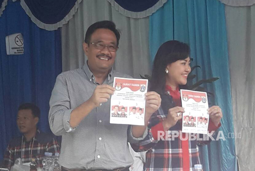Calon wakil gubernur DKI Jakarta, Djarot Saiful Hidayat beserta sang istri Happy Farida memberikan hak suaranya di TPS 008 yang berlokasi di RT 01 RW 05 Kelurahan Kuningan Timur Jakarta Selatan.