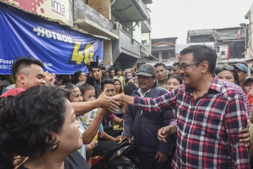 Calon Wakil Gubernur DKI Jakarta Djarot Saiful Hidayat (kanan) menyapa warga saat melakukan blusukan di kawasan Karanganyar, Jakarta, Senin (14/11). 