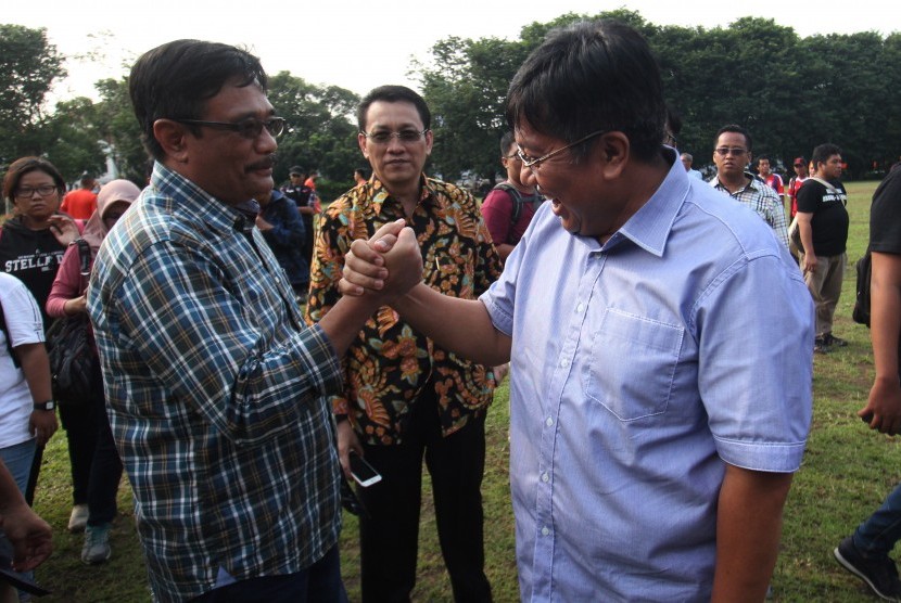 Gubernur DKI Jakarta Djarot Saiful Hidayat (kiri) berjabat tangan dengan Direktur Utama Persija Jakarta, Gede Widiade.