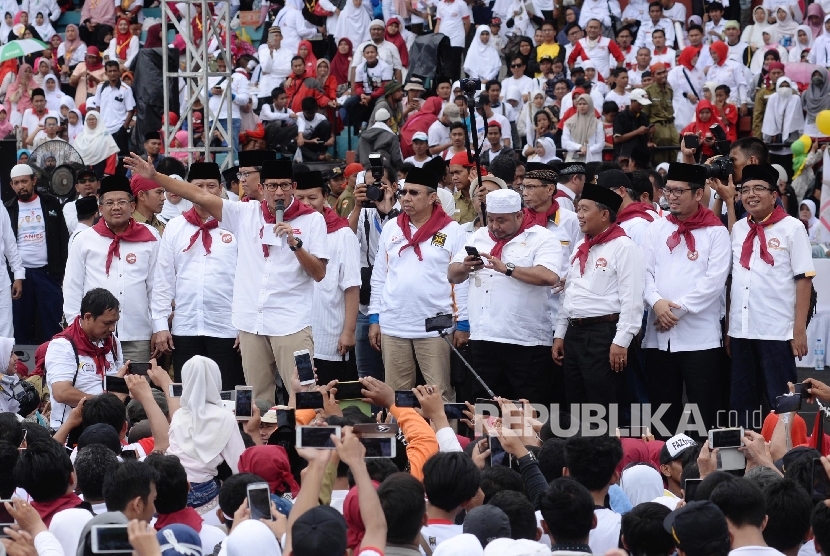 Calon Wakil Gubernur DKI Jakarta nomer urut 3 Sandiaga Uno saat kampanye pasangan Anies-Sandi, Jakarta, Ahad (29/1).