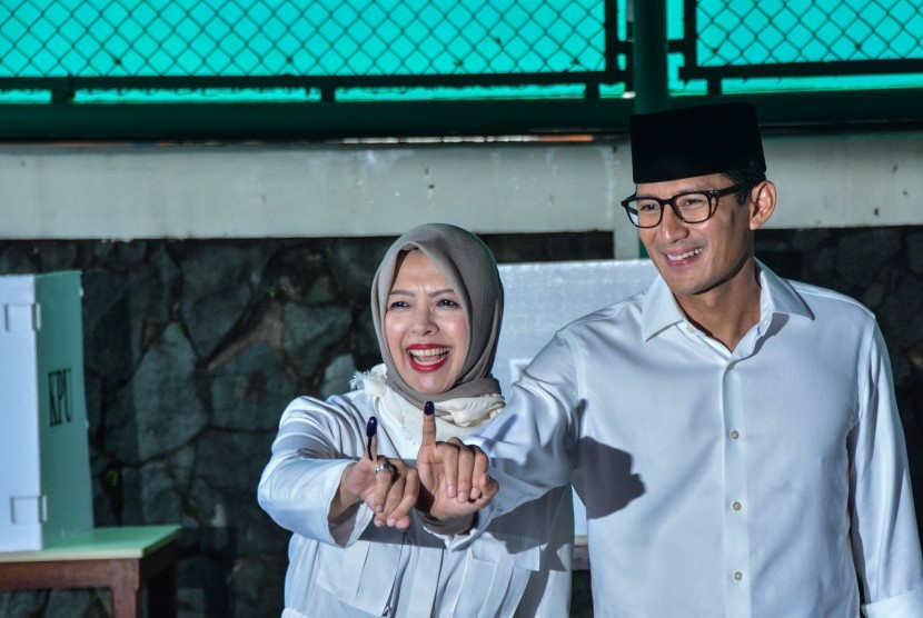 Sandiaga Uno dan istrinya