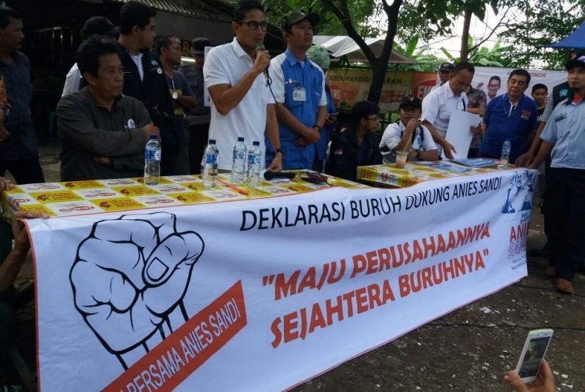 Calon Wakil Gubernur DKI Jakarta nomor urut 3, Sandiaga Uno, menyerap aspirasi buruh dalam acara di kawasan industri Pulogadung, Jakarta Timur, Kamis (12/1).