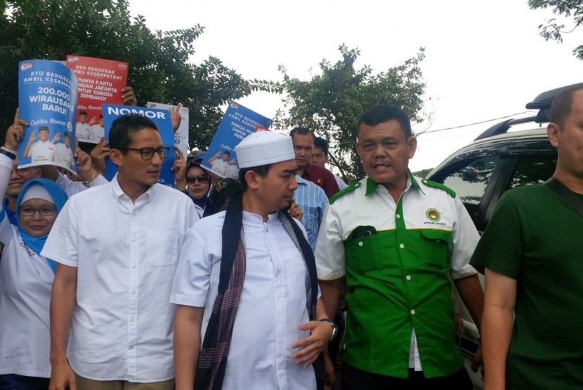 Calon wakil gubernur DKI Jakarta nomor urut 3, Sandiaga Uno, didampingi Ustaz Soleh Mahmud (Solmed) blusukan di pasar induk Kramat Jati, Jakarta Timur, Senin (16/1). 