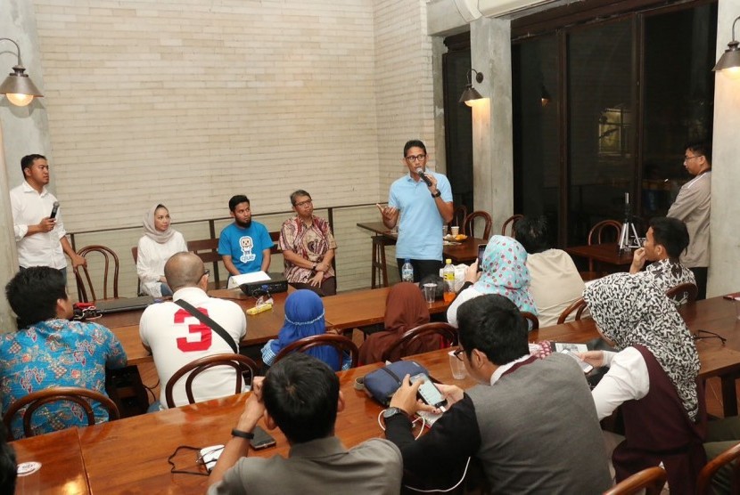 Calon Wakil Gubernur DKI Jakarta nomor urut 3, Sandiaga Salahuddin Uno, melakukan sosialisasi dalam acara 'Netizen Gathering #8' di Cafe Pendopo, Kebayoran Baru, Jakarta Selatan, Jumat (20/1).