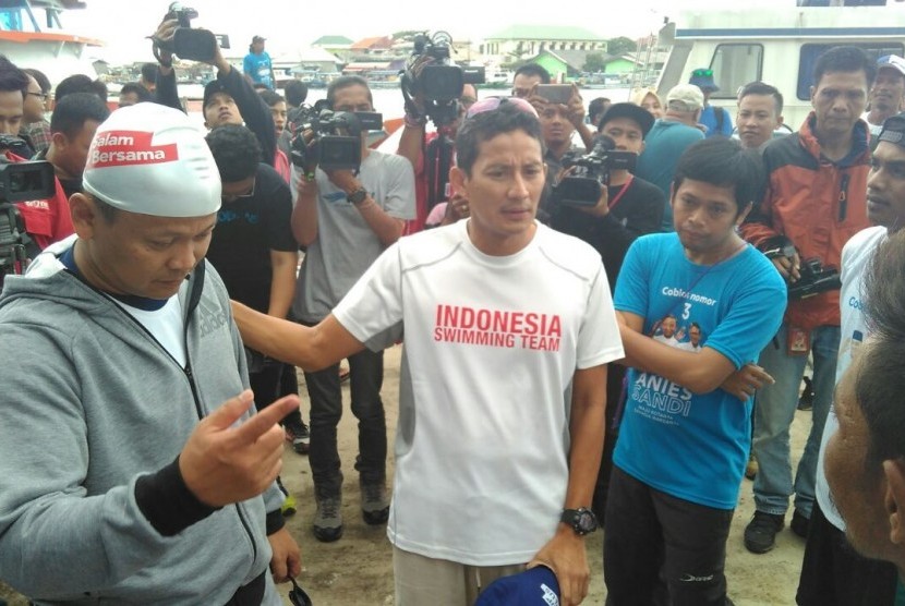 Calon Wakil Gubernur DKI Jakarta nomor urut 3, Sandiaga Uno, melakukan sosialisasi program di wilayah Kepulauan Seribu, Jakarta, setelah sebelumnya berenang dari Pulau Karya ke Pulau Panggang lalu ke Pulau Pramuka pada Sabtu (21/1). 