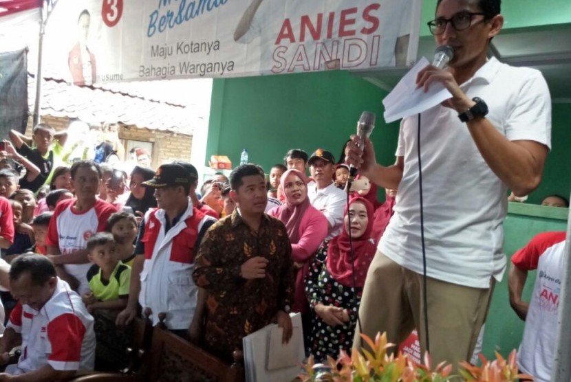 Calon Wakil Gubernur DKI Jakarta nomor urut 3, Sandiaga Salahuddin Uno, melakukan sosialisasi program saat blusukan di Jalan Bojong Pulo, RT 09 RW 04, Cengkareng, Jakarta Barat, Selasa (31/1). 