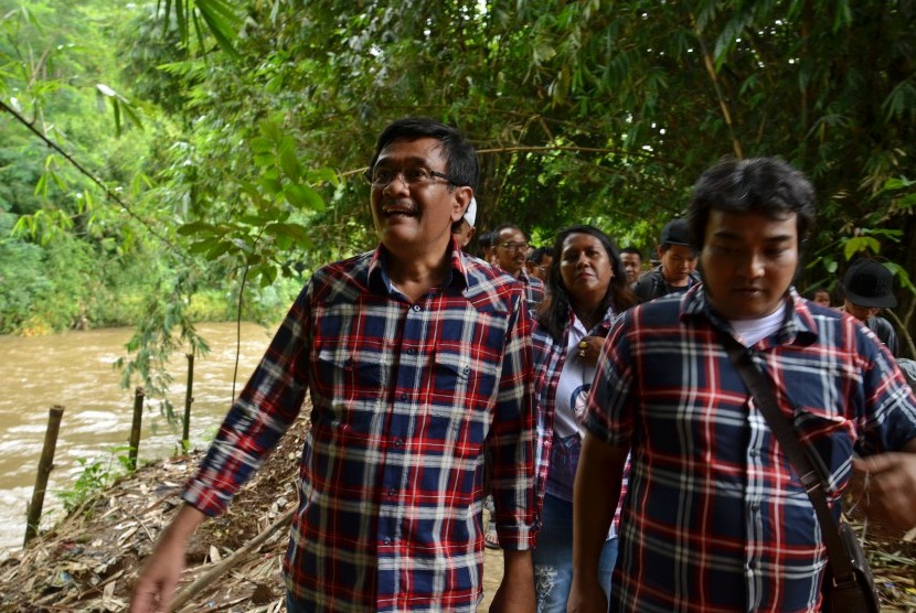 Wakil Gubernur DKI Jakarta, Djarot Syaiful Hidayat (kiri) memantau kondisi bantaran Sungai Ciliwung, beberapa waktu lalu.
