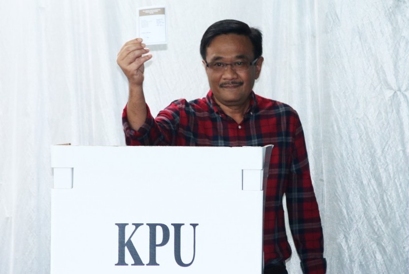 Calon Wakil Gubernur DKI Jakarta Nomor Urut Dua, Djarot Saiful Hidayat menggunakan hak pilih di TPS 8, Kuningan, Jakarta, Rabu (15/2).