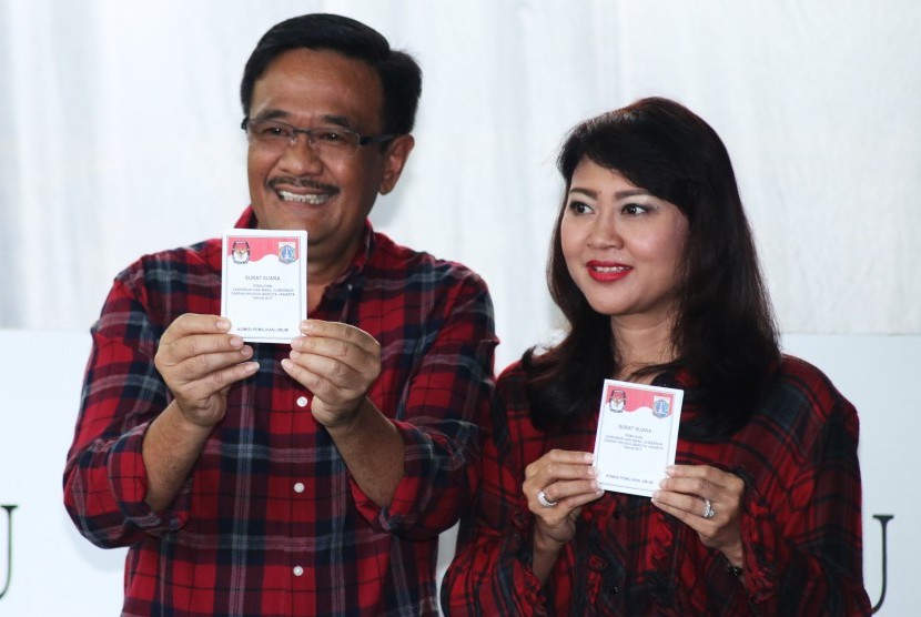 Calon Wakil Gubernur DKI Jakarta Nomor Urut Dua, Djarot Saiful Hidayat (kiri) bersama istrinya Happy Farida (kanan) menunjukkan surat suara usai menggunakan hak pilih di TPS 8, Kuningan, Jakarta, Rabu (15/2). 