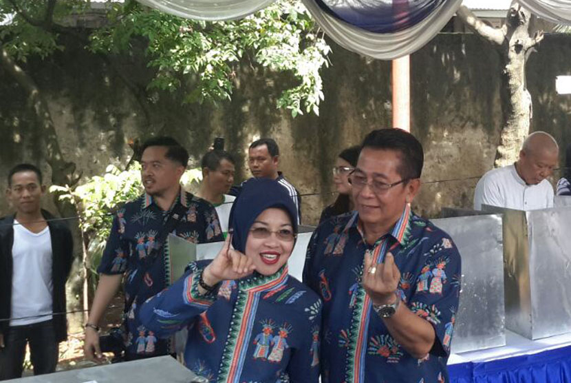 Calon wakil gubernur DKI Jakarta nomor urut satu, Sylviana Murni dan suami, Gede Sardjana mencoblos di TPS 103, Kelurahan Pondok Kelapa, Jakarta Timur, Rabu (15/2). 