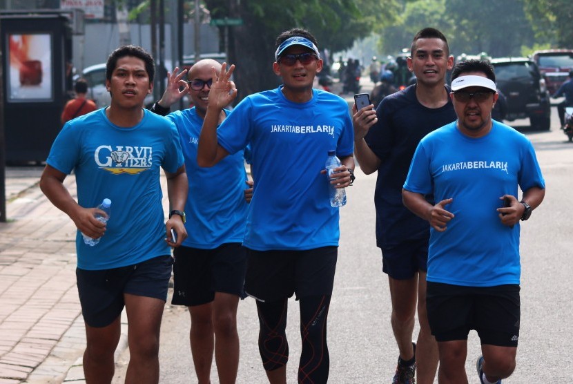 Calon Wakil Gubernur DKI Jakarta nomor urut tiga, Sandiaga Uno (tengah) berlari menuju Polsek Tanah Abang saat akan menjalani pemeriksaan di Jakarta, Jumat (17/3).