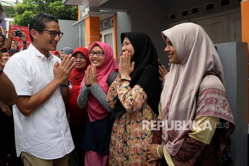 Calon wakil gubernur DKI Jakarta Sandiaga S Uno menyapa warga saat kampanye di Kampung Dukuh, Kramat Jati, Jakarta, Kamis (24/11). 