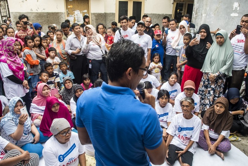 Calon Wakil Gubernur DKI Jakarta Sandiaga S. Uno berdialog dengan warga di Taman Sari, Jakarta, Senin (28/11). 