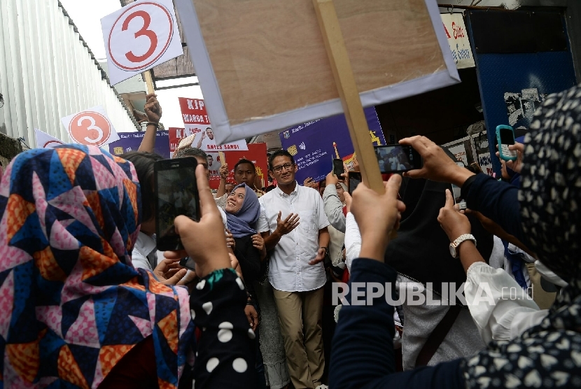 Calon Wakil Gubernur DKI Jakarta Sandiaga S. Uno menyapa warga saat kampanye di Kampung Dukuh, Kramat Jati, Jakarta, Kamis (24/11)