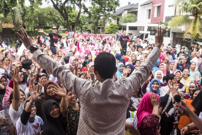 Calon Wakil Gubernur DKI Jakarta, Sandiaga S. Uno, menyapa warga Jakarta (ilustrasi) 