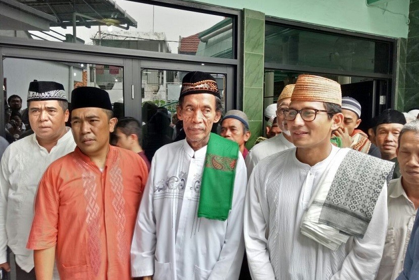 Calon Wakil Gubernur DKI Jakarta, Sandiaga Salahuddin Uno, engikuti salat Jumat berjamaah di Masjid Jami Al Isti'a Anah di Johar Baru, Jakarta Pusat, Jumat (10/3)