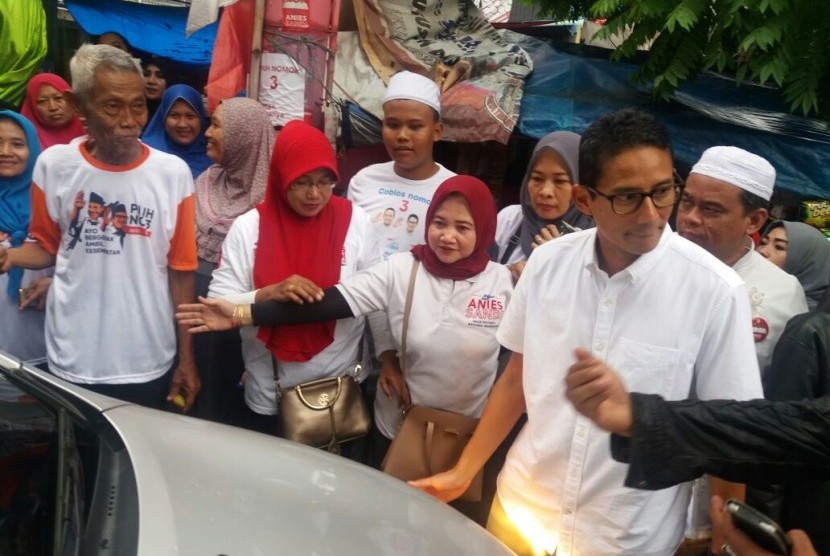 Calon Wakil Gubernur DKI Jakarta, Sandiaga Uno, melakukan sosialisasi ke Pasar Induk Kramat Jati, Jakarta Timur, Senin (16/1).