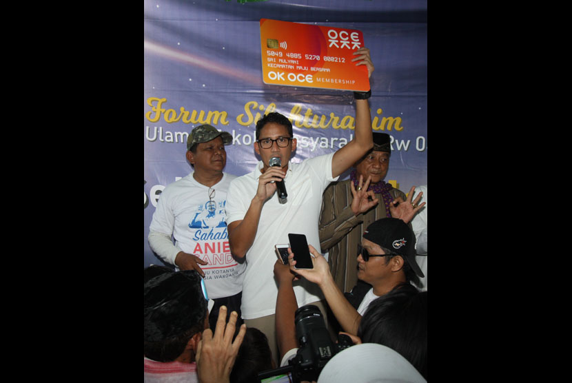 Wakil Gubernur DKI Jakarta Sandiaga Uno menunjukkan Kartu Jakarta Pintar Plus (KJPP) 