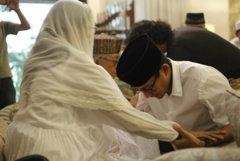 Calon wakil gubernur DKI Jakarta Sandiaga Uno sungkem kepada ibundanya, Mien Uno, menjelang pelaksanaan Pilgub DKI, Selasa (18/4).