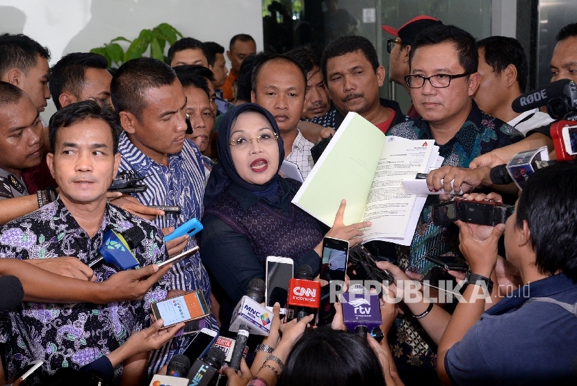 Calon wakil gubernur DKI Jakarta Sylviana Murni usai menjalani pemeriksaan tim penyidik Bareskrim Polri di Jakarta, Jumat (20/1). 