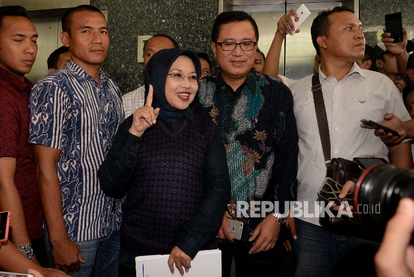  Calon wakil gubernur DKI Jakarta Sylviana Murni usai menjalani pemeriksaan tim penyidik Bareskrim Polri di Jakarta, Jumat (20/1). 