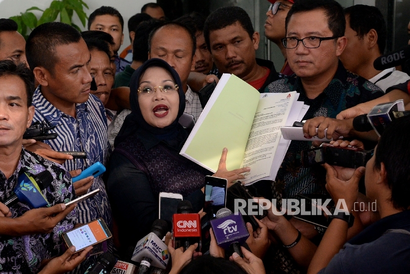 Calon Wakil Gubernur DKI Jakarta Sylviana Murni usai menjalani pemeriksaan tim penyidik Bareskrim Polri di Jakarta, Jumat (20/1). 
