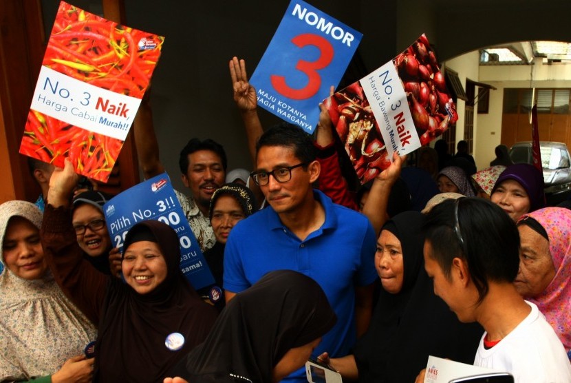 Calon Wakil Gubernur DKI nomer urut 3 Sandiaga Salahuddin Uno (tengah) didampingi pendukungnya saat melakukan kampanye di Kebayoran Lama, Jakarta, Selasa (13/12). 