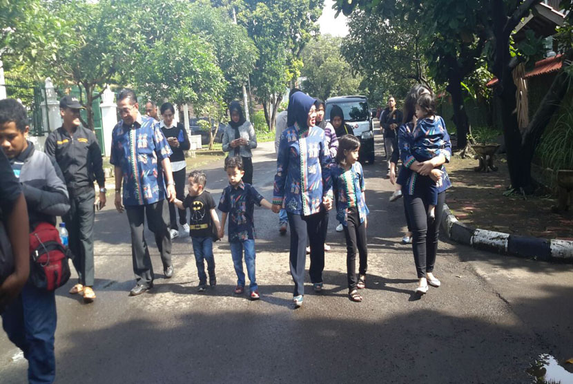 Calon wakil gubernur DKI nomor urut satu, Sylviana Murni berserta keluarga berjalan kaki menuju TPS 103, Kelurahan Pondok Kelapa, Jakarta Timur, Rabu (15/2).