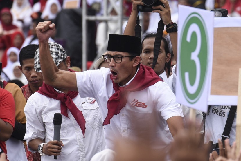 Calon wakil gubernur DKI Sandiaga Uno menyapa kader PKS saat Kampanye Akbar Anies-Sandi di GOR Soemantri Brodjonegoro, Jakarta, Minggu (29/1).