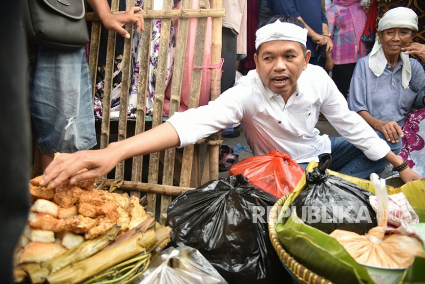 Calon wakil gubernur Jabar, Dedi Mulyadi, kunjungi Pasar Jatibarang, Kabupaten Indramayu, Ahad (18/2). Dalam kesempatan itu, sejumlah warga mengadukan mahalnya harga beras. (Foto istimewa)