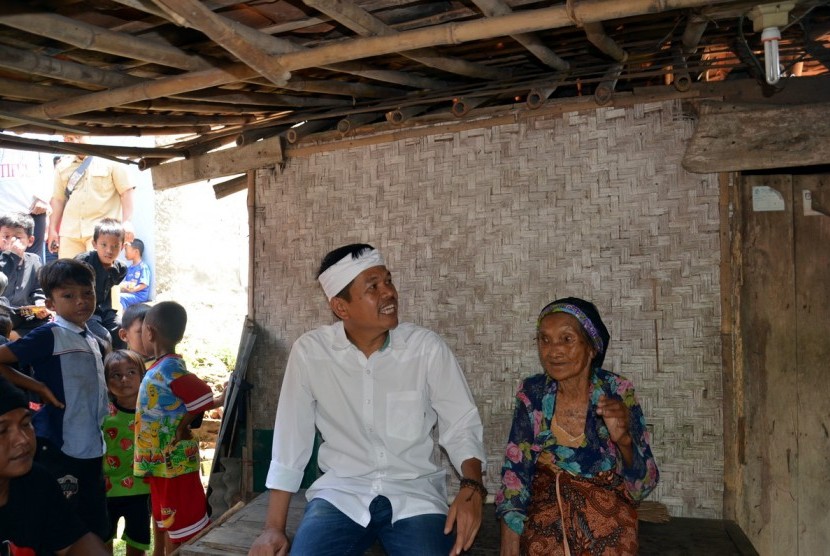 Calon Wakil Gubernur Jabar Dedi Mulyadi lebih memilih banyak menyapa masyarakat dan tanpa atribut sama sekali dalam masa kampanye ini. Dedi Mulyadi tengah bercengkrama hangat dengan seorang nenek di Karawang, Rabu (20/2). Foto: Rachmat Santosa