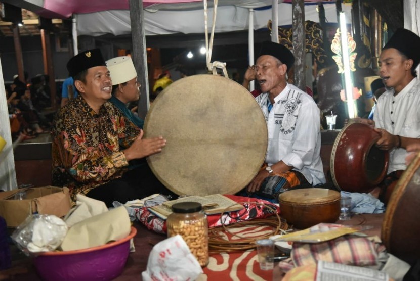  Calon Wakil Gubernur Jabar nomo urut 4 Dedi Mulyadi (kiri) dalam peringatan Isra Mi’raj di Pesantren Raja’ul Ulum Hidayah Al Isma’iliyah, Kabupaten Cirebon, Ahad (1/4).