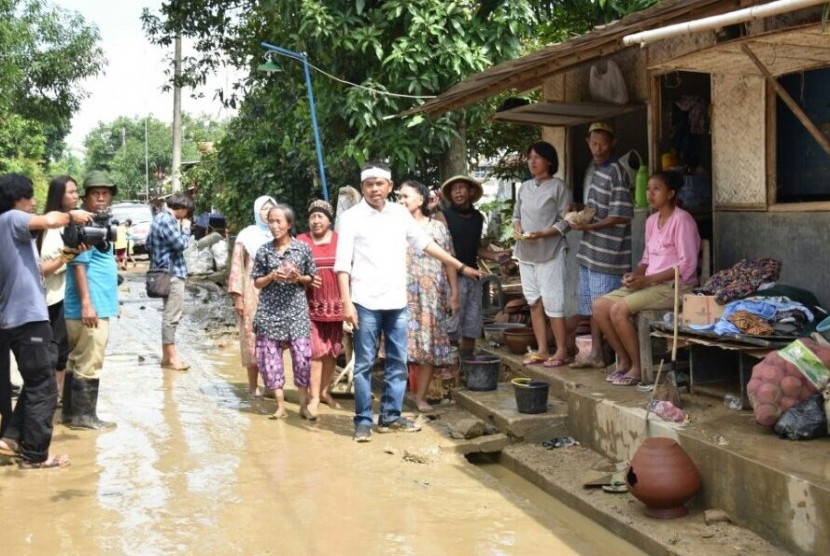 Calon Wakil Gubernur Jabar nomor urur 4 Dedi Mulyadi (kemeja putih) berdialog dengan warga korban banjir bandang di Desa Ciledug Lor, Kecamatan Ciledug, Kabupaten Cirebon, Rabu (28/2).